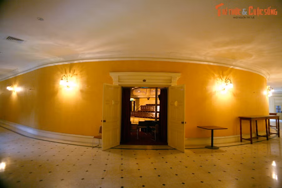 Được thiết kế bởi hai kiến trúc sư Harlay và Broyer, công trình mang nhiều màu sắc, đường nét kiến trúc của các nhà hát ở miền Nam nước Pháp kết hợp với cách tổ chức mặt bằng, không gian biểu diễn, cầu thang, lối vào sảnh... của các nhà hát ở châu Âu đầu thế kỷ 20.