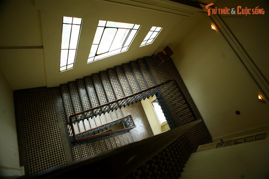 Mặc dù được pha trộn nhiều phong cách, Nhà hát Lớn Hà Nội vẫn mang đậm dáng vẻ Tân cổ điển Pháp, đặc biệt ở kết cấu kiến trúc, kiểu mái hai mảng lợp ngói đá đen cùng các họa tiết trang trí bên trong.