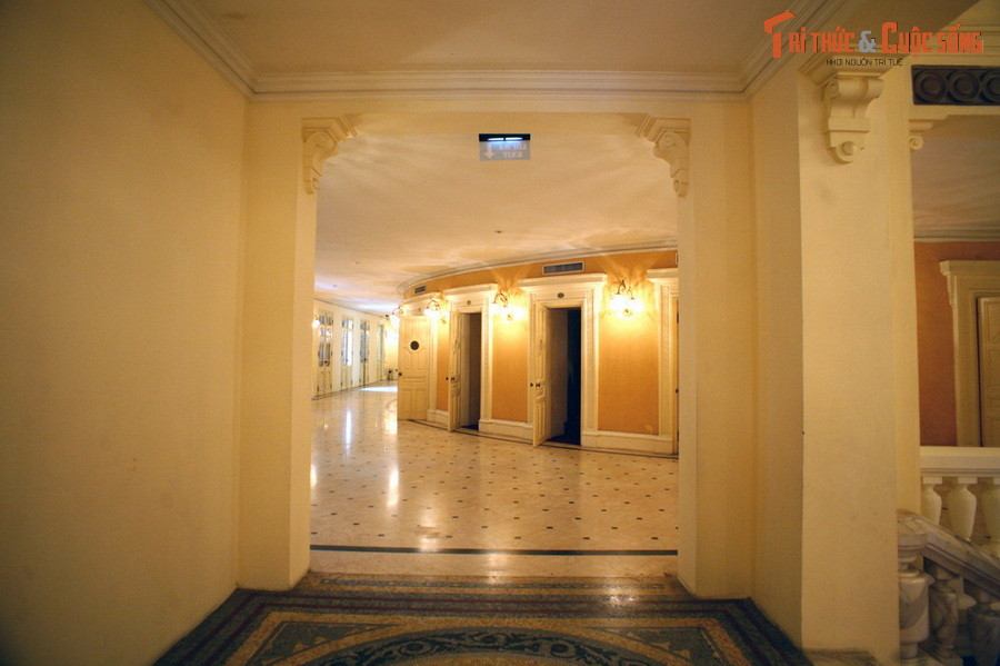 Theo các tư liệu lịch sử, Nhà hát Lớn Hà Nội được người Pháp khởi công xây dựng từ năm 1901 - 1911 theo mẫu Nhà hát Opéra Garnier ở Paris nhưng mang tầm vóc nhỏ hơn và sử dụng các vật liệu phù hợp với điều kiện khí hậu địa phương.