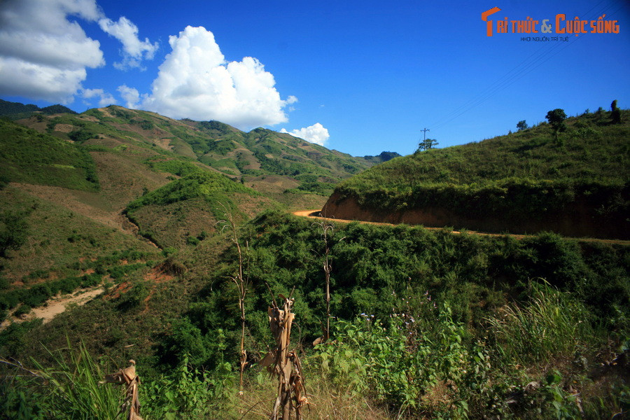 Nhiều đoạn đường chạy trên những triền núi dốc...