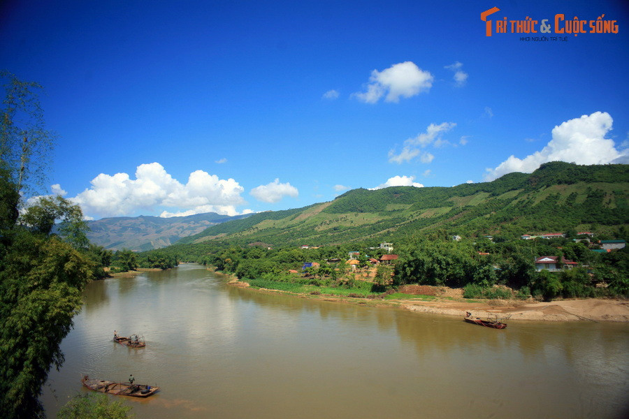 Điểm đặc sắc của tuyến đường này là toàn bộ chiều dài chạy men theo bờ sông Mã, một trong những dòng sông lớn và có vị trí quan trọng trong lịch sử Việt Nam.