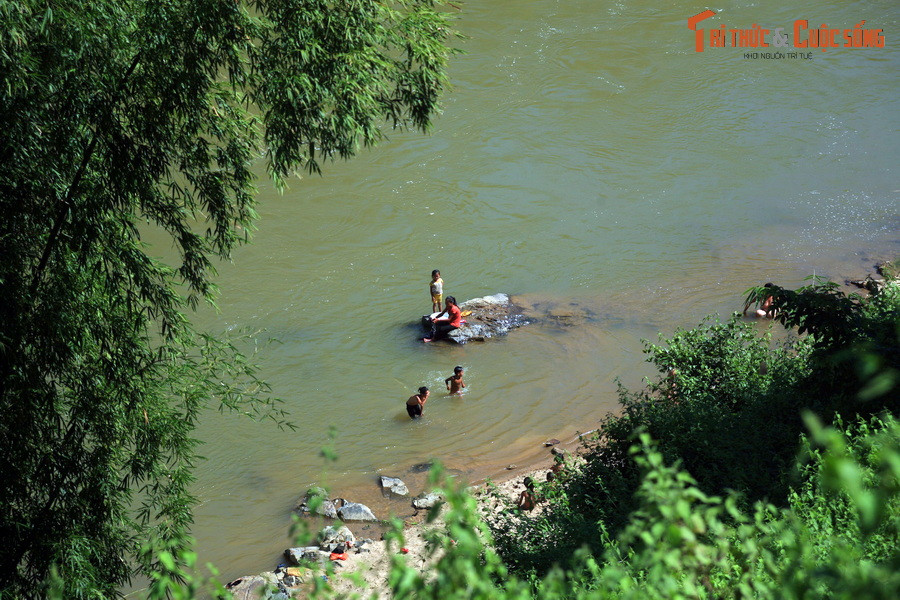 Từ con đường này cũng có thể quan sát nhiều cảnh sinh hoạt gắn với sông Mã - dòng sông có nguồn nước dồi dào, nuôi sống cư dân như một người mẹ hiền từ bao đời nay...
