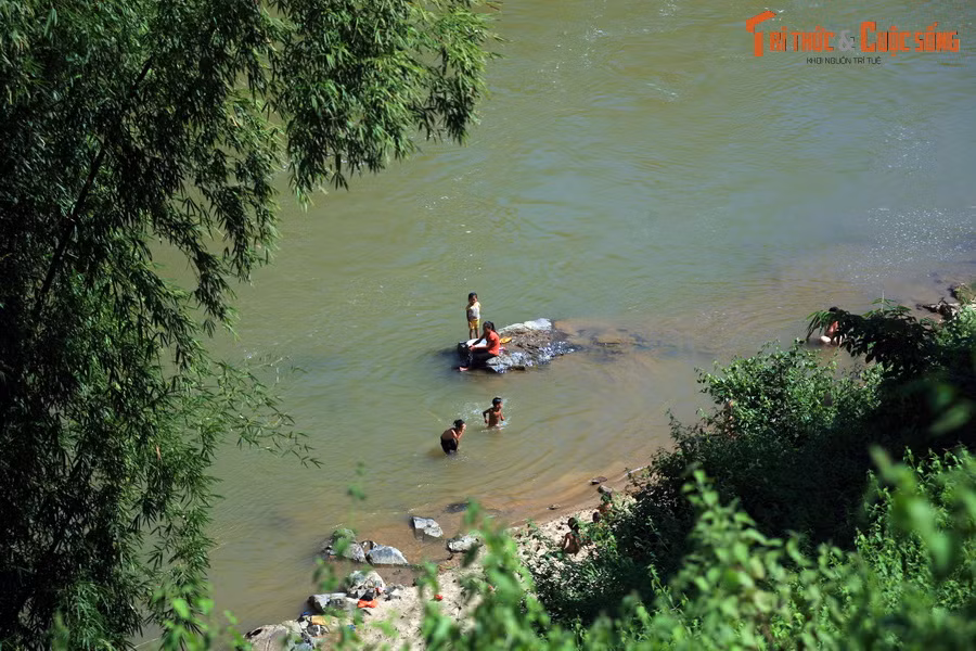 Từ con đường này cũng có thể quan sát nhiều cảnh sinh hoạt gắn với sông Mã - dòng sông có nguồn nước dồi dào, nuôi sống cư dân như một người mẹ hiền từ bao đời nay...
