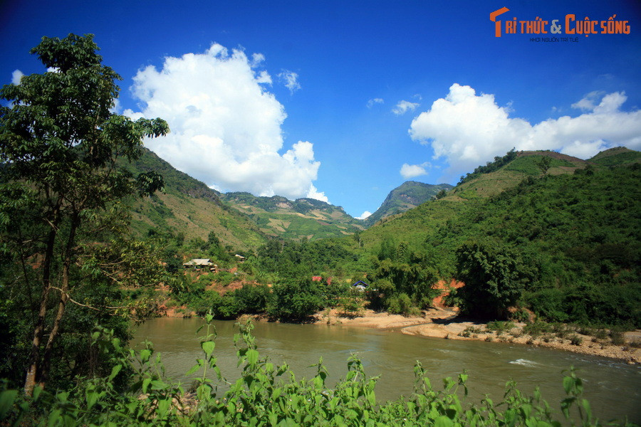 Những bản làng của đồng bào dân tộc thiểu số thi thoảng xuất hiện bên bờ sông, làm khung cảnh thêm phần sinh động.