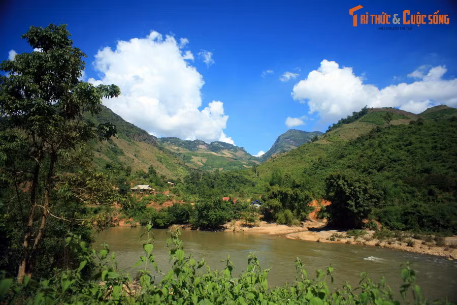 Những bản làng của đồng bào dân tộc thiểu số thi thoảng xuất hiện bên bờ sông, làm khung cảnh thêm phần sinh động.