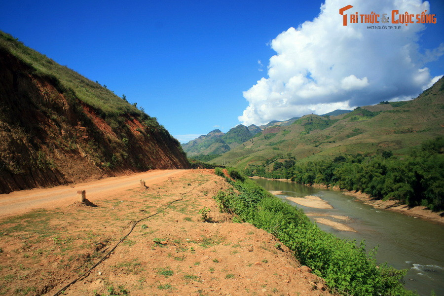 Cảnh sắc hai bên bờ sông vẫn còn rất hoang sơ, với những dãy núi trùng trùng điệp điệp.