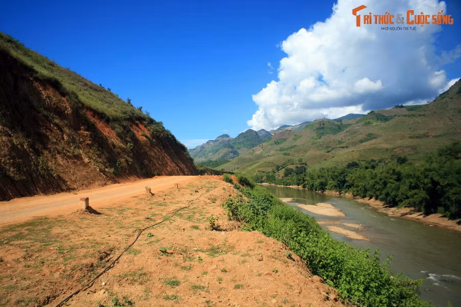 Cảnh sắc hai bên bờ sông vẫn còn rất hoang sơ, với những dãy núi trùng trùng điệp điệp.