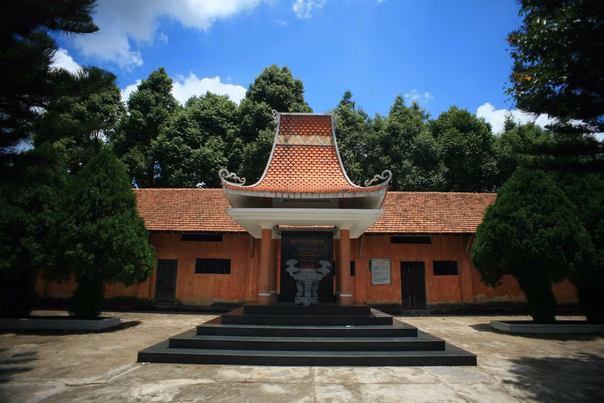 2. Nằm trên một khu đất cao thuộc phường Diên Hồng, thành phố Pleiku, tỉnh Gia Lai, nhà lao Pleiku được người Pháp cho xây năm 1925 để giam giữ tù thường phạm, chủ yếu là người dân tộc thiểu số. Đến năm 1940, nhà lao chuyển đổi thành nơi giam giữ những người yêu nước.