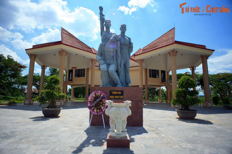 3. Nằm ở phía hạ lưu con sông Đăk Bla, cạnh thành phố Kon Tum, nhà ngục Kon Tum được người Pháp xây dựng để giam giữ tù chính trị, các chiến sỹ cách mạng của ta trong thời kỳ 1930-1931. Vào giai đoạn đó, hơn 500 lượt tù chính trị đã bị đưa vào trung tâm giam giữ này.