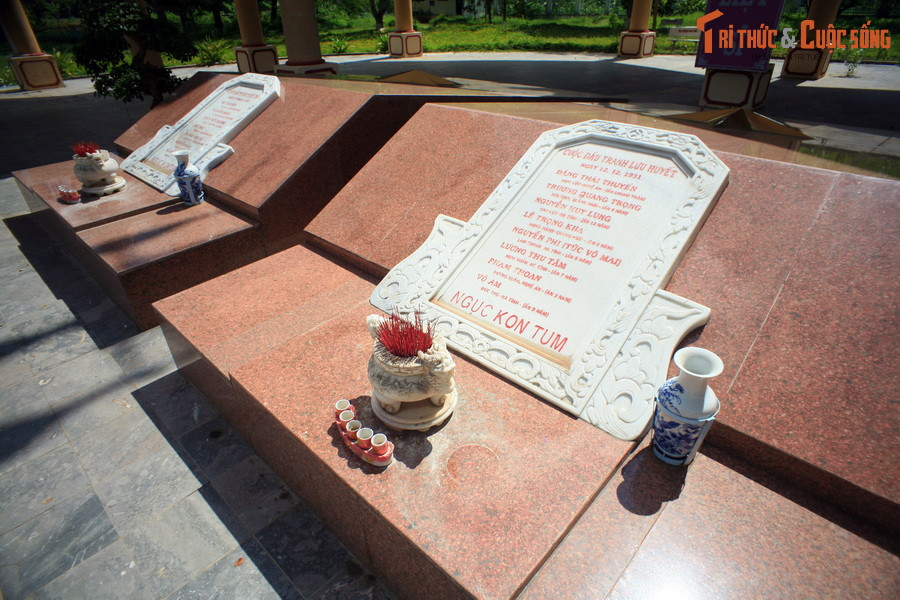 Cạnh nhà tưởng niệm có khu mộ tập thể của các chiến sĩ cách mạng đã hi sinh tại nhà ngục. Do điều kiện ăn ở sinh hoạt tồi tệ cùng những đòn tra tấn man rợ của thực dân Pháp, gần một nửa số chiến sĩ bị giam cầm đã phải vĩnh viễn nằm lại nơi mảnh đất tù ngục.