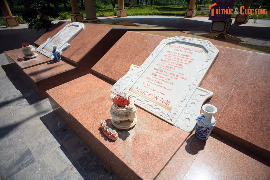 Cạnh nhà tưởng niệm có khu mộ tập thể của các chiến sĩ cách mạng đã hi sinh tại nhà ngục. Do điều kiện ăn ở sinh hoạt tồi tệ cùng những đòn tra tấn man rợ của thực dân Pháp, gần một nửa số chiến sĩ bị giam cầm đã phải vĩnh viễn nằm lại nơi mảnh đất tù ngục.