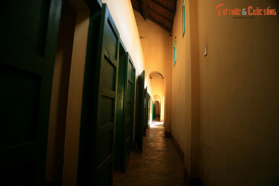 Nhà đày Buôn Ma Thuột là nơi giam cầm, đày ải các chiến sĩ cách mạng với một cách thức rất khắc nghiệt và tàn bạo. Thế nhưng, với ý chí đấu tranh kiên cường, những người tù Cộng sản đã biến nơi đây thành mặt trận đấu tranh mới, thành trường đào tạo về văn hóa, chính trị, lý luận quân sự.