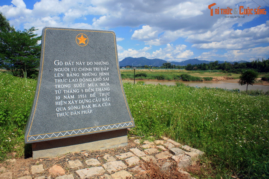 Trong khuôn viên khu di tích còn có một gò đất, là chứng tích về hoạt động lao động khổ sai ở nhà ngục Kon Tum thời thuộc địa.