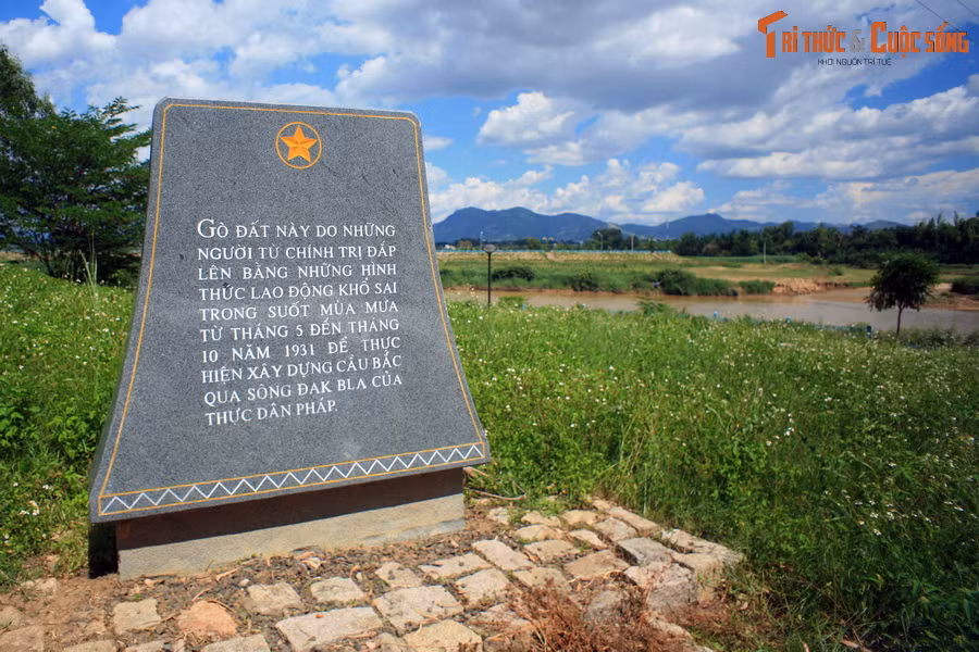 Trong khuôn viên khu di tích còn có một gò đất, là chứng tích về hoạt động lao động khổ sai ở nhà ngục Kon Tum thời thuộc địa.