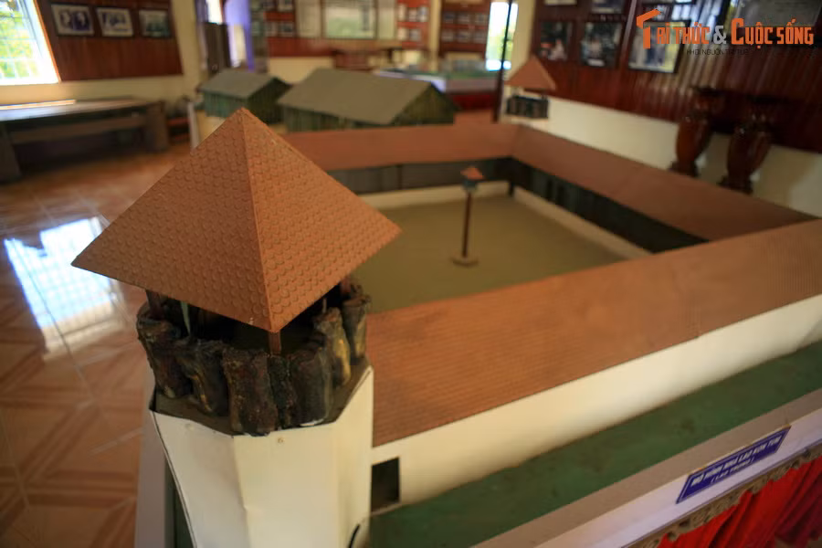 Do bị tàn phá bởi chiến tranh và thời gian, những dấu tích kiến trúc của nhà ngục xưa giờ đây đã không còn. Trên khu đất của nhà ngục xưa, một nhà lưu niệm đã được xây dựng, là nơi trưng bày mô hình các hiện vật lịch sử liên quan đến khu giam cầm khét tiếng Kon Tum một thời