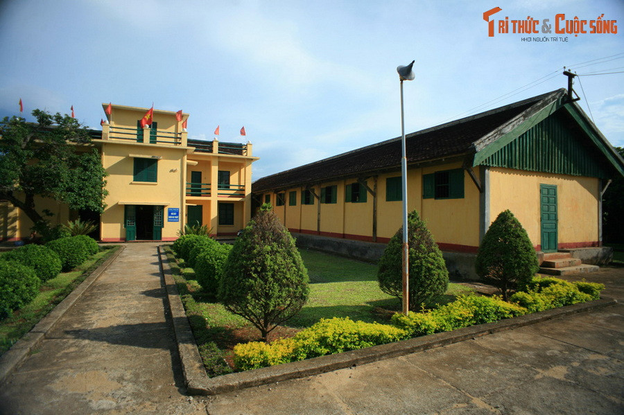 Nhà đày tọa lạc trên một khuôn viên rộng gần 2 ha, gồm sáu dãy phòng giam (từ lao 1 đến lao 6), một dãy xà lim và một số hạng mục phục vụ cho việc cai trị: nhà quản ngục, bếp ăn, bệnh xá… Bao quanh là bốn bức tường cao, có dây thép gai ở trên, các góc có tháp canh.