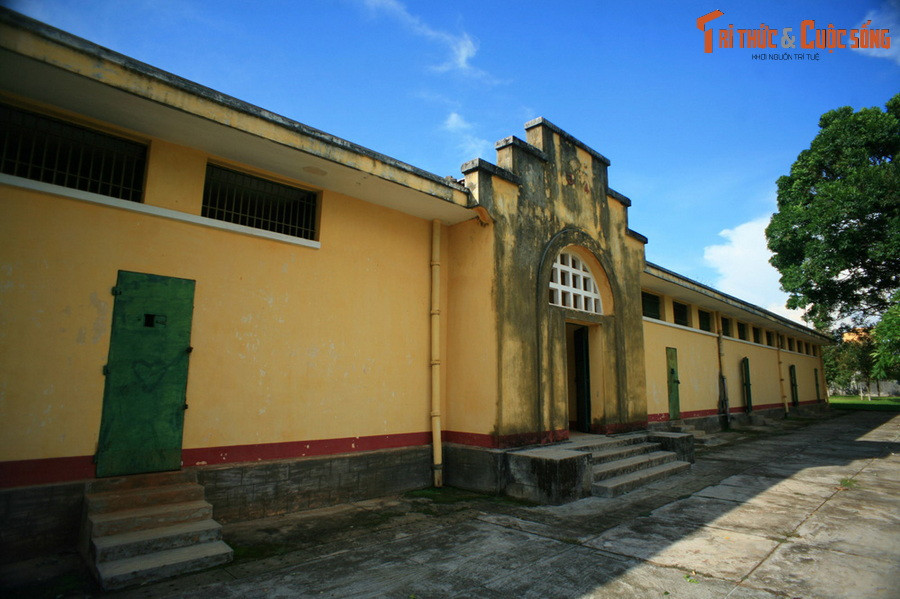 1. Nằm trên số 18 Đường Tán Thuật, phường Tự An thành phố Buôn Ma Thuột, nhà đày Buôn Ma Thuột - chứng tích chiến tranh được thực dân Pháp thiết lập từ năm 1930-1931 để đày biệt xứ và giam giữ những người yêu nước, những đảng viên Cộng sản bị bắt, bị xử án nặng ở các tỉnh Trung Kỳ.