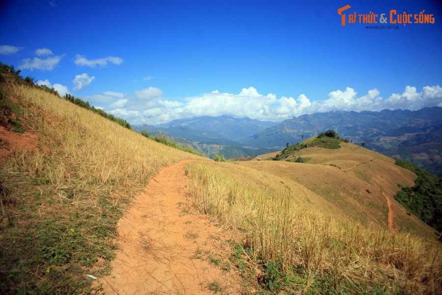 Rồi cả một "sống lưng khủng long" trải ra trước tầm nhìn.