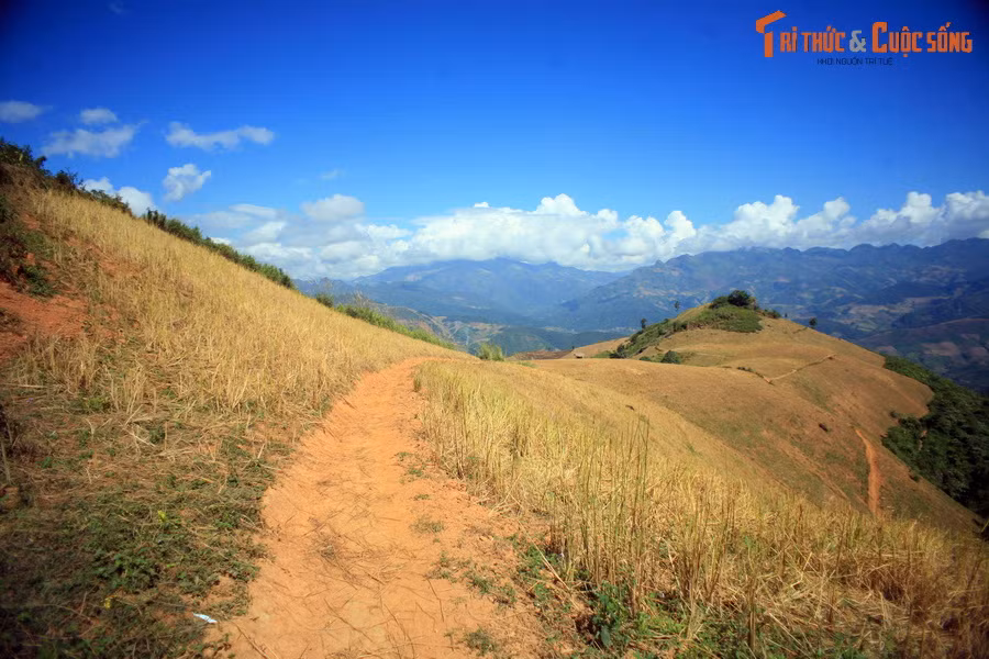 Rồi cả một "sống lưng khủng long" trải ra trước tầm nhìn.