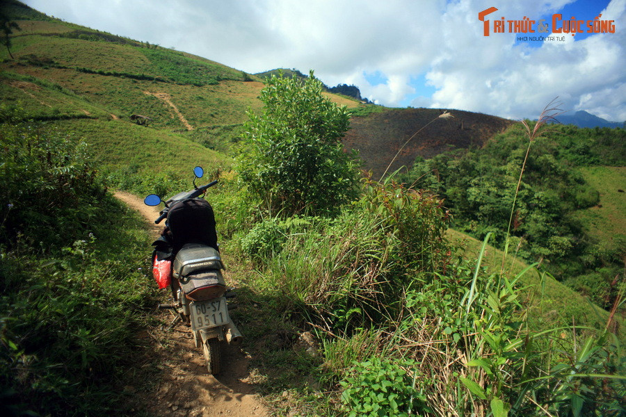 Đường dốc và gập ghềnh, khá khó đi cho những tay lái đến từ vùng đồng bằng. Nhưng càng đi, khung cảnh càng trở nên hấp dẫn.