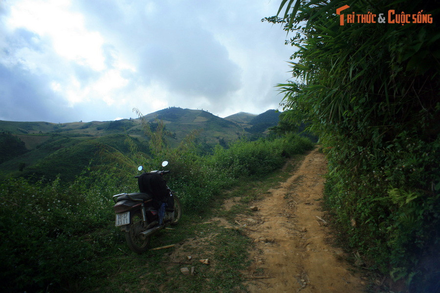 Hành trình diễn ra trên đường đất thô sơ, chỉ đủ rộng cho xe máy. Bản đồ GPS có thể vô dụng vì sóng điện thoại chập chờn, các con đường "ảo" không trùng khớp với đường thực tế, và không phải đường nào cũng có thể đi được.