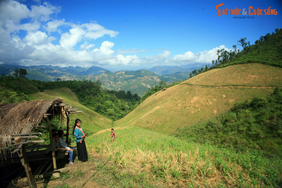 Những sườn núi uốn lượn hiện ra ngày càng nhiều.