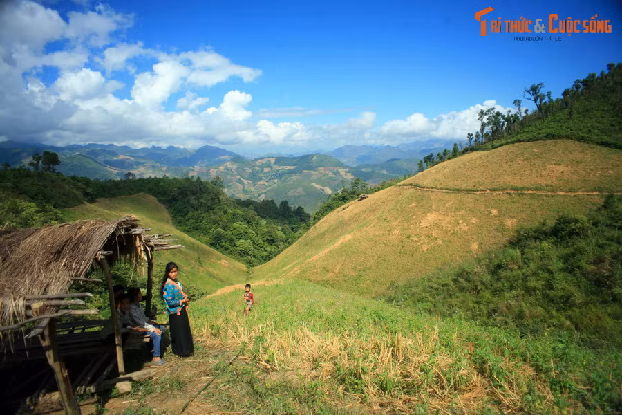 Những sườn núi uốn lượn hiện ra ngày càng nhiều.