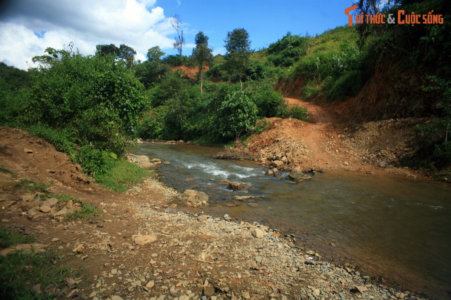 Đi hết những triền núi nhấp nhô, một thử thách nho nhỏ xuất hiện, đó là phải băng qua một dòng suối lởm chởm sỏi đá.