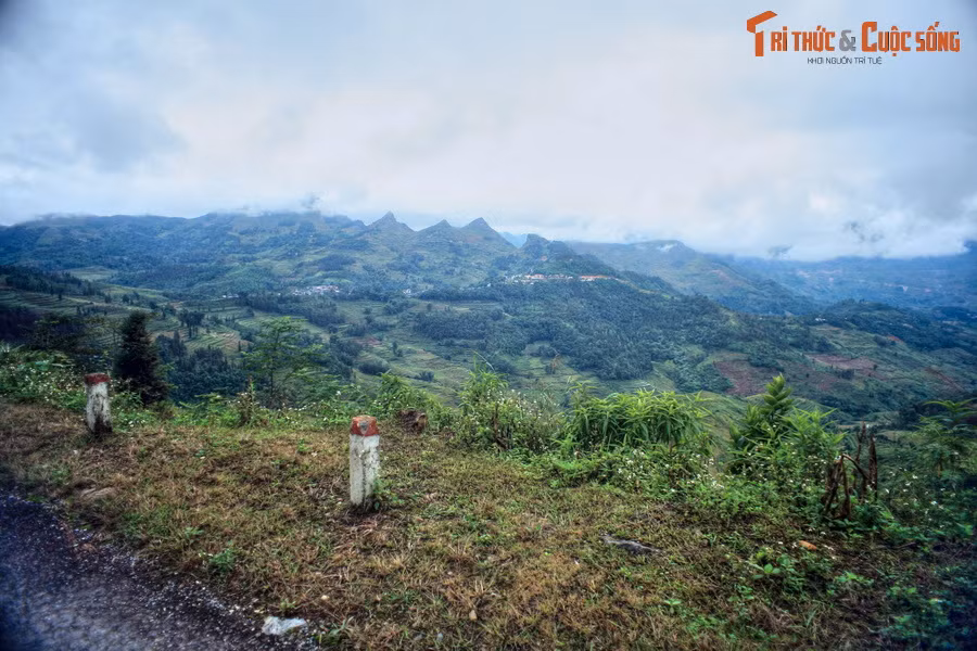 Một bên đường là vách núi, còn bên kia là cảnh quan thung lũng và sống núi nhấp nhô trải dài. Ruộng bậc thang và vườn tược của cư dân địa phương nằm xem kẽ với rừng rậm.