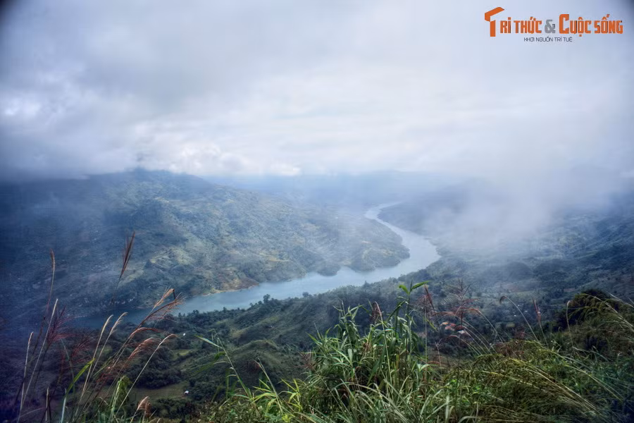 Đi được khoảng 39 km, một cảnh tượng hấp dẫn hiện ra ở địa phận xã Tả Thàng: Dòng sông chảy uốn lượn như một dải lụa mềm giữa những ngọn đồi xanh thoai thoải.