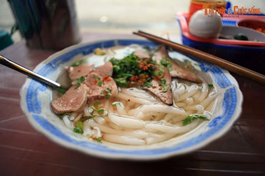 Tô bánh lọt ở thành phố Cần Thơ. Bánh lọt có xuất xứ từ Indonesia, là món ăn dân dã ở nhiều tỉnh miền Tây. Món ăn này dùng những sợi bánh lọt ngắn, mềm dễ nuốt, làm bằng bột gạo cùng bột năng. Nước dùng được hầm từ xương. "Topping" đa dạng, thay đổi tùy theo quán.