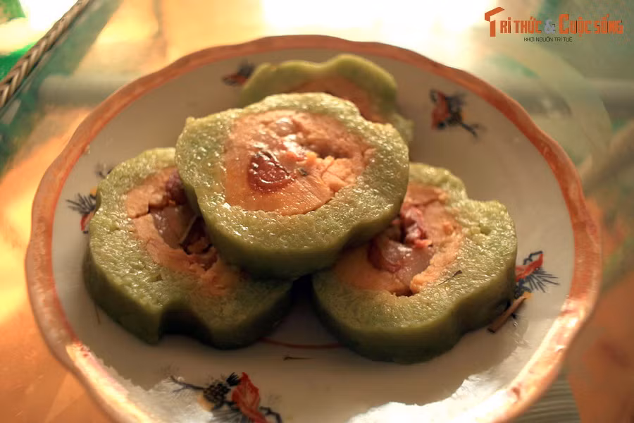 Bánh tét ở thị trấn Cầu Ngang, huyện Cầu Ngang, Trà Vinh. Bánh tét là một biến thể của bánh chưng, rất phổ biến ở miền Tây Nam Bộ. Trong đó, tỉnh Trà Vinh là một trung tâm sản xuất bánh tét hàng đầu, với sự hiện diện của làng nghề bánh tét Trà Cuôn nức tiếng xa gần.