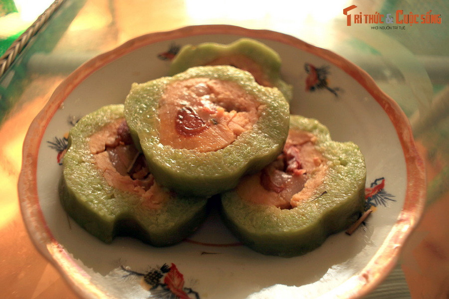 Bánh tét ở thị trấn Cầu Ngang, huyện Cầu Ngang, Trà Vinh. Bánh tét là một biến thể của bánh chưng, rất phổ biến ở miền Tây Nam Bộ. Trong đó, tỉnh Trà Vinh là một trung tâm sản xuất bánh tét hàng đầu, với sự hiện diện của làng nghề bánh tét Trà Cuôn nức tiếng xa gần.