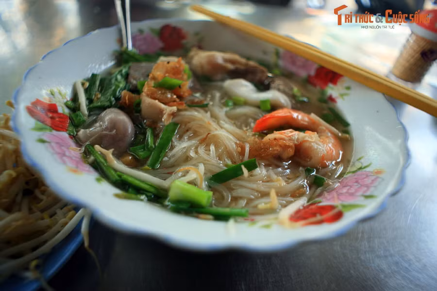 Tô hủ tiếu ở thành phố Mỹ Tho. Hủ tiếu Mỹ Tho nức tiếng là món ăn ngon do người Mỹ Tho chế biến. Nguyên liệu chính của đặc sản này là hủ tiếu khô, nước dùng chính là thịt bằm nhỏ, lòng heo nấu cùng xương tủy heo. Sau đó trụng sơ mì với nước dùng và cho các nguyên liệu phụ vào.