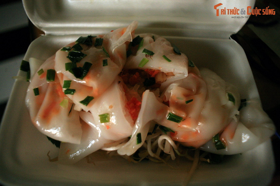 Bánh củ cải ở thành phố Bạc Liêu. Là món ăn đặc trưng của Bạc Liêu, nhìn thoáng qua, bánh củ cải khá giống món há cảo hay bánh xếp. Đặc trưng của món ăn này là từ vỏ đến nhân đều có sự hiện diện của củ cải trắng. Vỏ bánh có bột củ cải, còn nhân bánh có củ cái thái sợi và tôm, thịt.