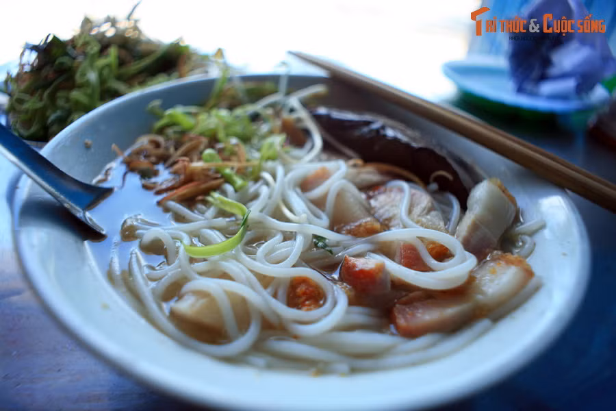 Tô bún nước lèo ở thành phố Trà Vinh. Bún nước lèo là loại bún nước có nguồn gốc từ đồng bào Khmer, thịnh hành tại nhiều địa phương miền Nam Việt Nam, đặc biệt nổi tiếng tại Sóc Trăng,Trà Vinh, Châu Đốc, Cà Mau, Bạc Liêu. Nước dùng của bún có hương vị đặc trưng từ mắm cá lóc.