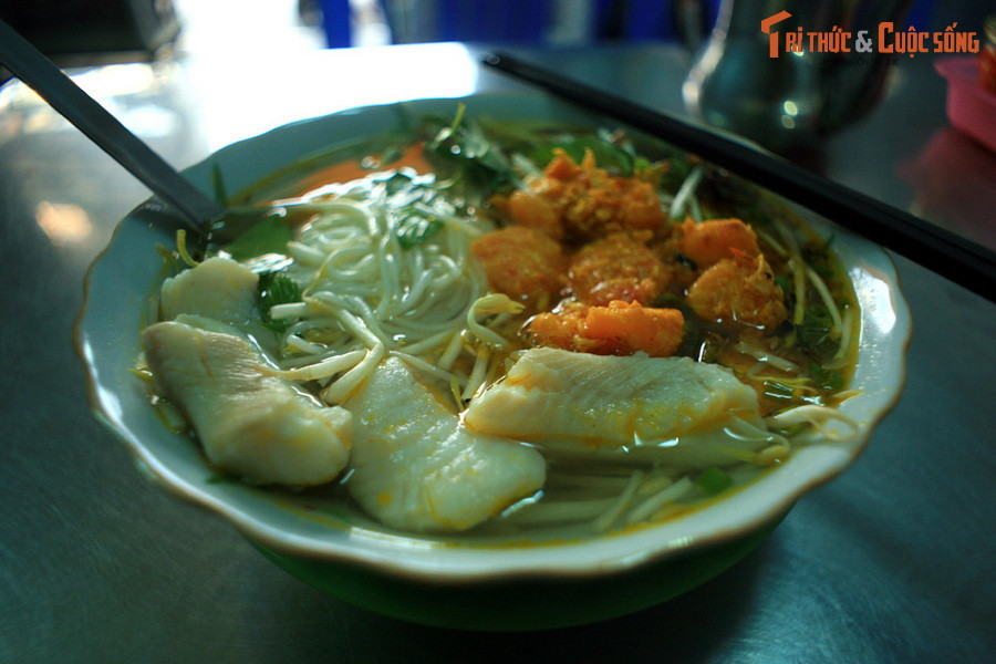 Tô bún cá ở thành phố Rạch Giá. Bún cá Rạch Giá được coi là món ăn tiêu biểu cho ẩm thực tỉnh Kiên Giang. Điểm nhấn của món bún này là những miếng thịt cá lóc hảo hạng. Đặc biệt, vào mùa cá sinh sản, thực khánh sẽ được thưởng thức tô bún với trứng cá cực ngon.