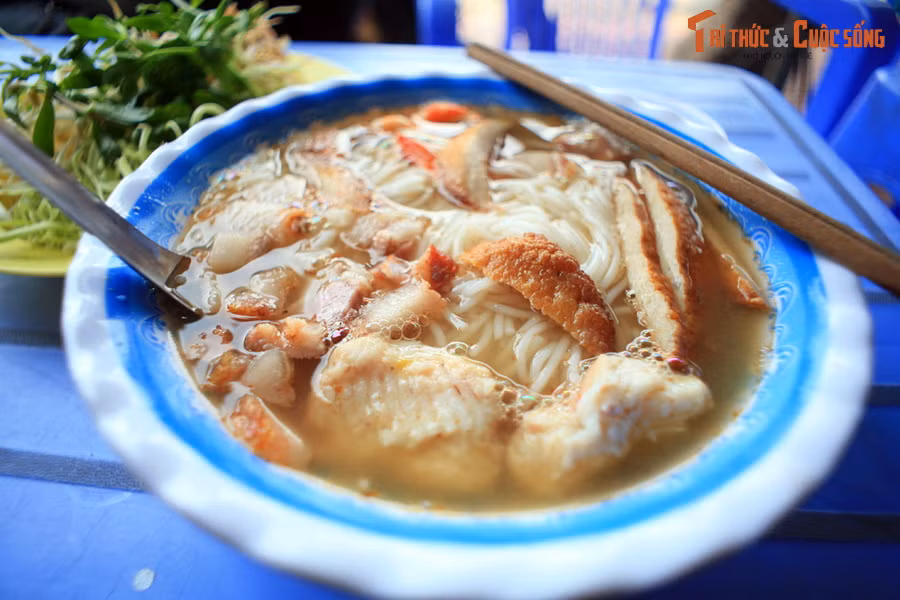 Tô bún nước lèo ở thành phố Sóc Trăng, với "topping" là thịt cá lóc, chả cá và thịt quay. Bún nước lèo Sóc Trăng được xem là món ăn nổi tiếng bậc nhất của tỉnh Sóc Trăng, nằm trong top 100 món ăn đặc sản của Việt Nam.