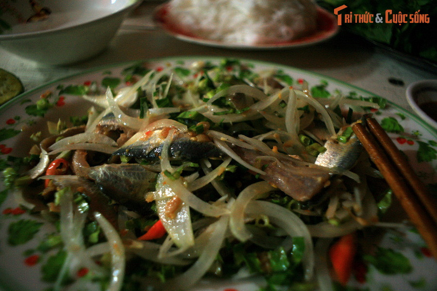 Gỏi cá trích ở thành phố Hà Tiên. Là món ăn hội tụ tinh hoa ẩm thực Hà Tiên, gỏi cá trích Hà Tiên có thành phần chính là cá trích tươi vừa được ngư dân đánh bắt. Cá được làm sạch, ăn cùng bánh tráng và nhiều loại rau gia vị khác nhau, nước chấm pha từ tương hột, ớt và đậu phộng...