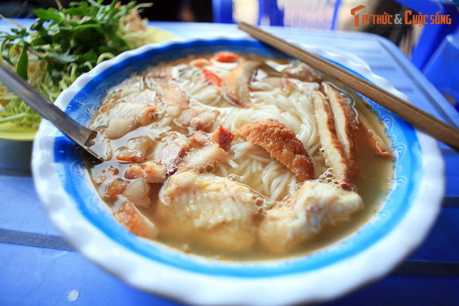 Tô bún nước lèo ở thành phố Sóc Trăng, với "topping" là thịt cá lóc, chả cá và thịt quay. Bún nước lèo Sóc Trăng được xem là món ăn nổi tiếng bậc nhất của tỉnh Sóc Trăng, nằm trong top 100 món ăn đặc sản của Việt Nam.