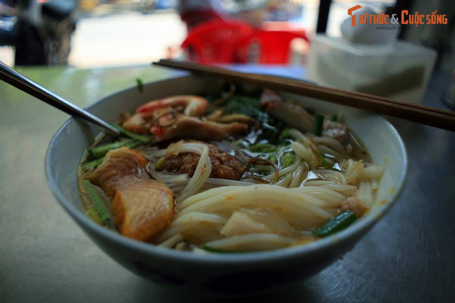 Tô bún mắm ở thành phố Cần Thơ. Bún mắm là một trong số các món ăn đặc trưng của miền Tây Nam Bộ. Bún có nước dùng nấu bằng mắm cá linh hay cá sặc, ăn cùng cá, tôm, mực, heo quay và rau muống chẻ, cọng bông súng, rau đắng, bắp chuối, kèo nèo, giá, diếp cá...