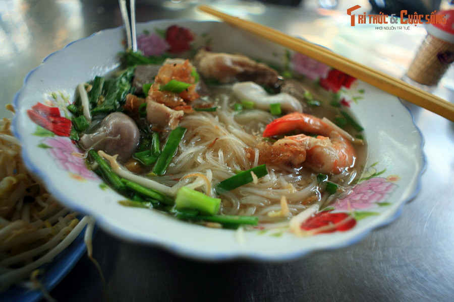 Tô hủ tiếu ở thành phố Mỹ Tho. Hủ tiếu Mỹ Tho nức tiếng là món ăn ngon do người Mỹ Tho chế biến. Nguyên liệu chính của đặc sản này là hủ tiếu khô, nước dùng chính là thịt bằm nhỏ, lòng heo nấu cùng xương tủy heo. Sau đó trụng sơ mì với nước dùng và cho các nguyên liệu phụ vào.