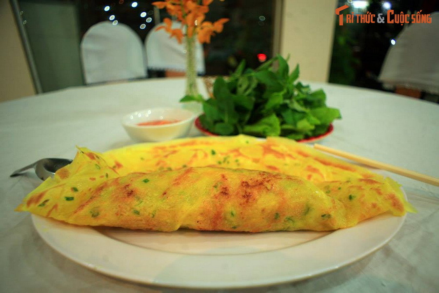 Đĩa bánh xèo ở thành phố Cần Thơ. Bánh xèo là món ăn quen thuộc ở các tỉnh miền Tây Nam Bộ. Vỏ bánh có màu vàng ươm do pha thêm bột nghệ, nhân đa dạng với các loại thịt như heo, vịt, tôm, tép... Bánh ăn kèm với bánh tráng và các loại rau sống, chấm nước mắm chua ngọt pha ớt băm.