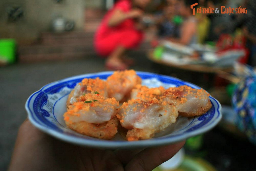 Bánh ram ít ở chợ Đông Ba, Huế. Đây là món ăn quen thuộc ở Huế và Đà Nẵng, có lớp bánh ít mềm mịn thơm ngon phủ bột tôm ở trên cùng và lớp bánh ram giòn giòn bên dưới.