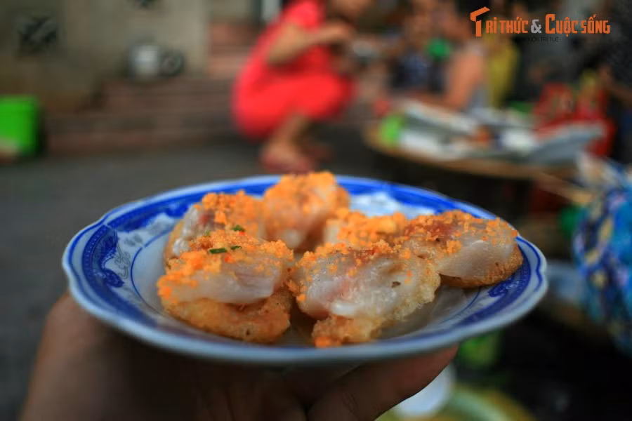 Bánh ram ít ở chợ Đông Ba, Huế. Đây là món ăn quen thuộc ở Huế và Đà Nẵng, có lớp bánh ít mềm mịn thơm ngon phủ bột tôm ở trên cùng và lớp bánh ram giòn giòn bên dưới.