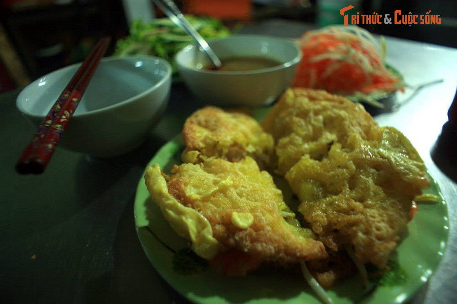 Đĩa bánh khoái ở Huế. Là món ăn đặc thù khác của Cố đô, bánh khoái là loại bánh chiên hơi giống bánh xèo, vỏ vàng giòn rụm, nhân có tôm, thịt và giá đỗ, được ăn kèm với rau sống và nước chấm có màu hơi vàng nhạt với vị béo nhẹ rất lạ miệng.