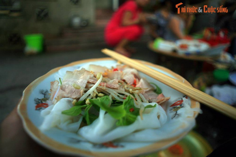 Bánh ướt thịt heo ở chợ Đông Ba. Phổ biến ở Quảng Trị, Huế và Đà Nẵng, món bánh này hấp dẫn thực khách bởi lớp bánh tráng dẻo dai, ăn kèm với thịt heo và chấm cùng bát nước chấm đặc biệt, được pha chế theo bí quyết riêng của mỗi cửa hàng.