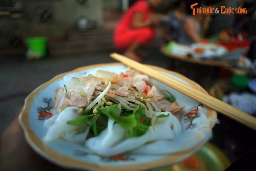 Bánh ướt thịt heo ở chợ Đông Ba. Phổ biến ở Quảng Trị, Huế và Đà Nẵng, món bánh này hấp dẫn thực khách bởi lớp bánh tráng dẻo dai, ăn kèm với thịt heo và chấm cùng bát nước chấm đặc biệt, được pha chế theo bí quyết riêng của mỗi cửa hàng.