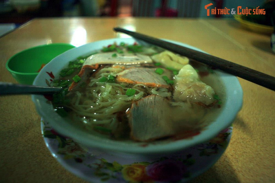 Tô cao lầu mì ở Huế. Cao lầu mì Huế được cho là món ăn "anh em" của cao lầu Hội An. Điểm chung của hai món là cùng dùng loại sợi mì màu vàng. Điểm khác biệt ở cách ăn và "topping": Cao lầu mì huế là món ăn nước, ăn với hành thái nhỏ, thịt heo, chả lụa hoặc hoành thánh.