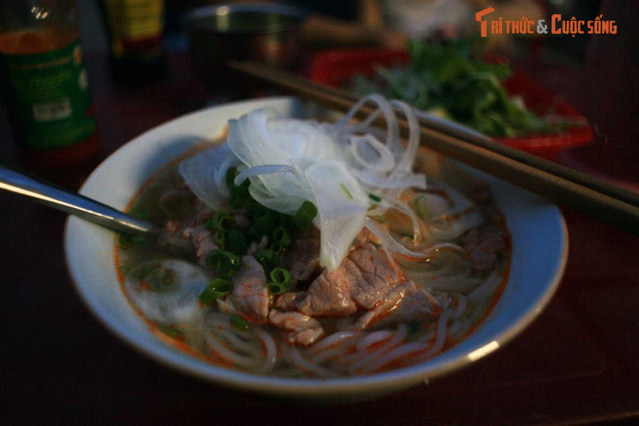 Một bát bún bò ở thành phố Huế. Bún bò là món ăn nổi tiếng bậc nhất của Cố đô Huế, được biết đến ở các địa phương khác với tên gọi bùn bò Huế. Món này có nguyên liệu chính là bún, thịt bắp bò, giò heo, cùng nước dùng có màu đỏ và hương vị đặc trưng.